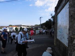 案内板を見るウォーカー