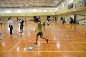 モトタイル（光ったタイルを素早く踏む運動）の様子