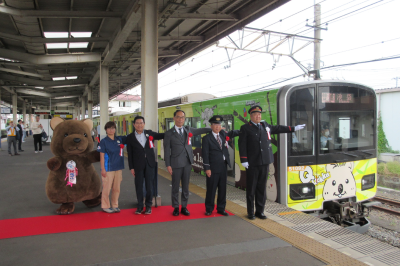 ラッピングデザイン「クオッカトレイン」出発式の画像です。