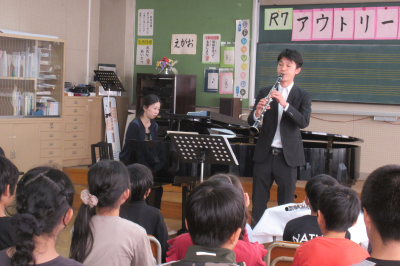  小学校アウトリーチ事業「アーティスト in school」の画像です。