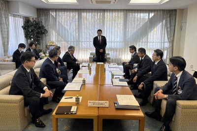 まち・ひと・しごと創生に関する協定締結式の画像です。