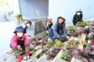 東松山市総合会館外階段