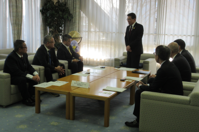 東松山市企業版ふるさと納税による寄附 感謝状贈呈式(株式会社すかいらーくホールディングス)の画像です。