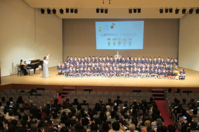 認定こども園松山聖ルカ幼稚園 創立100周年記念式典の画像です。