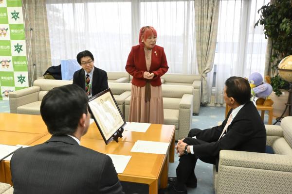 大賞受賞を報告する眞子さんの画像