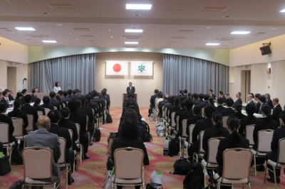 東松山市立小・中学校教職員辞令伝達式の画像です。