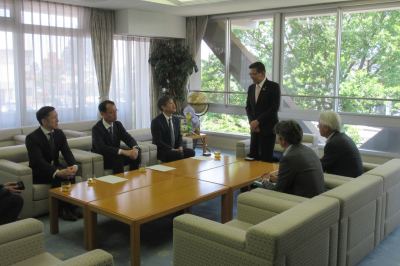 表敬訪問:神奈川県 伊勢原市長の画像です。