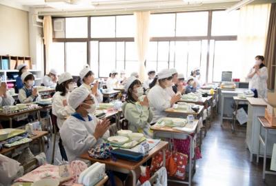 学校給食運営事業写真