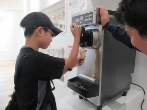 ソフトクリーム作りの様子