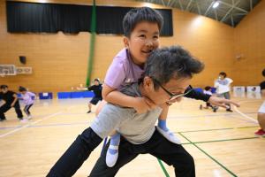 よじのぼる男の子