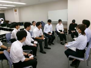 若手職員との座談会の様子