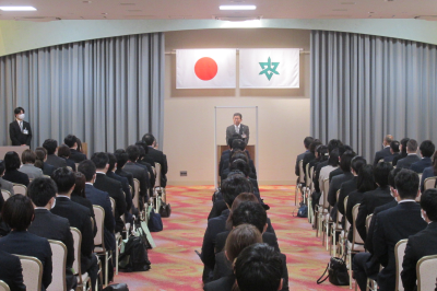 東松山市立小中学校教職員辞令伝達式の画像です。