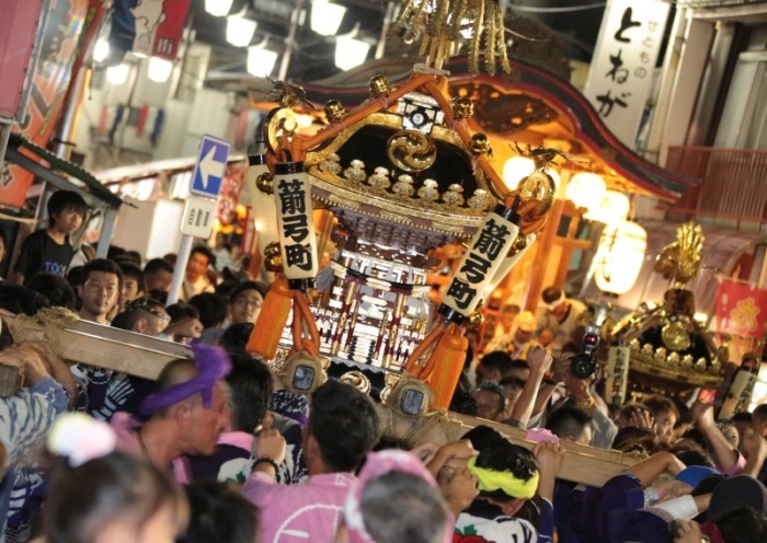 東松山夏祭りの様子。神輿を大人が担いでいる