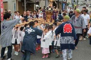 東松山夏祭りの様子。神輿を子どもたちが担いでいる