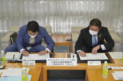 署名をしている様子