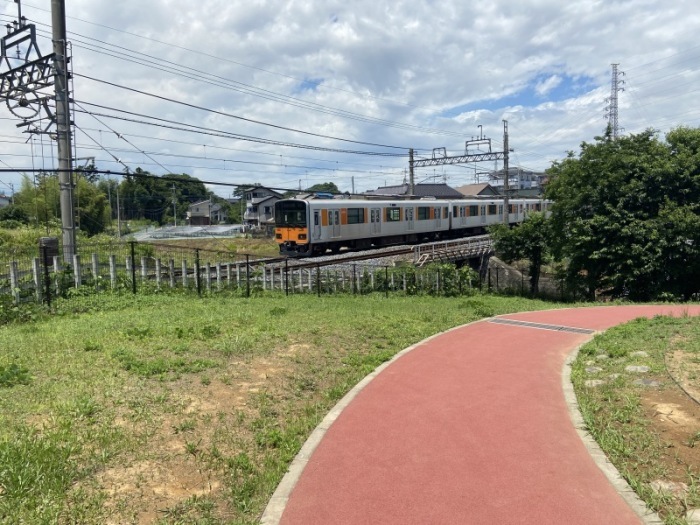 どんぐりやま公園から見た電車の写真