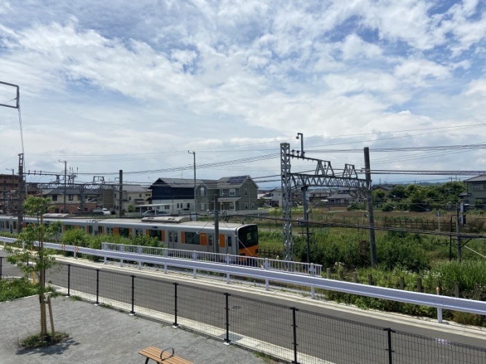 高一公園から見た電車の写真