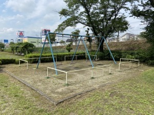 五領町南児童公園のブランコ