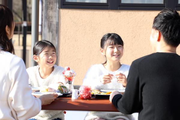 テラス席での食事の写真