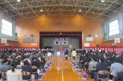 新明小学校卒業式の画像です。