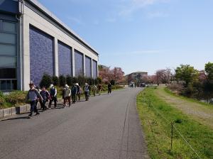 平野市民活動センター脇を歩くウォーカー