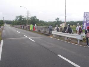 ラベンダー園前を歩く