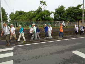 歩道を歩くウォーカー