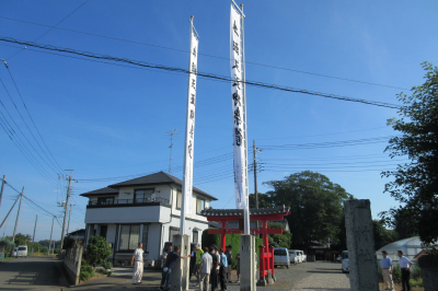 古凍夏祭り（旗立ての行事）の画像です。