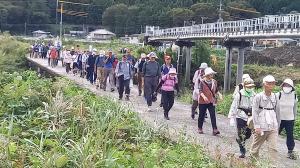 稲荷橋を渡るウォーカー