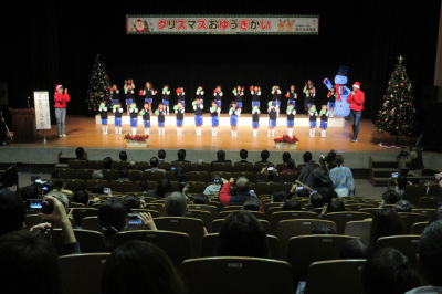 桃の木保育園クリスマスお遊戯会の画像です。