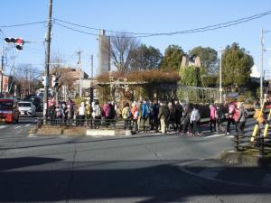 松山市民活動センターを出発するウォーカー