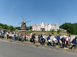 風車を見ながら出発