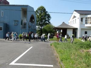 丸木美術館前を歩く