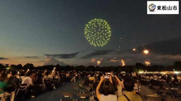 第25回ひがしまつやま花火大会のオープニング花火の画像