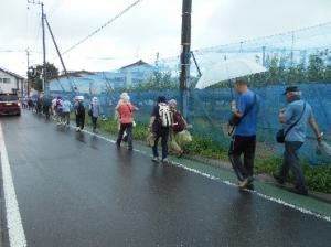 梨を見ながら歩く参加者