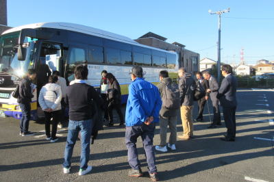 東松島市・東松山市交流バスツアー出発式の画像です。