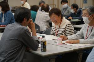 意見交換の笑顔の様子