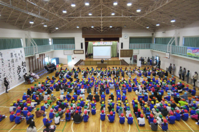 市の川小学校創立50周年記念「市の川小50歳お誕生会」の画像です。