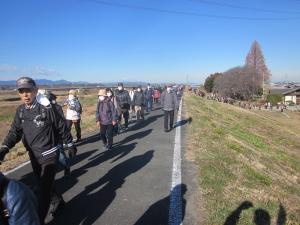 土手を歩くウォーカー